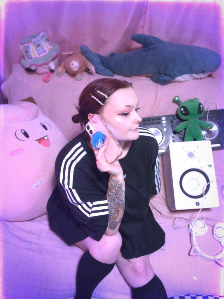 Vinku sopii seuraavaa keikkaa puhelimessa