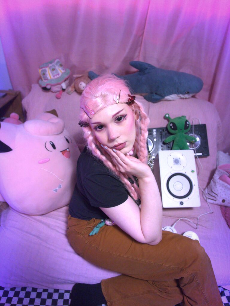 Lara Kaaos söpöilee käsi poskellaan maskotti Alienin kanssa