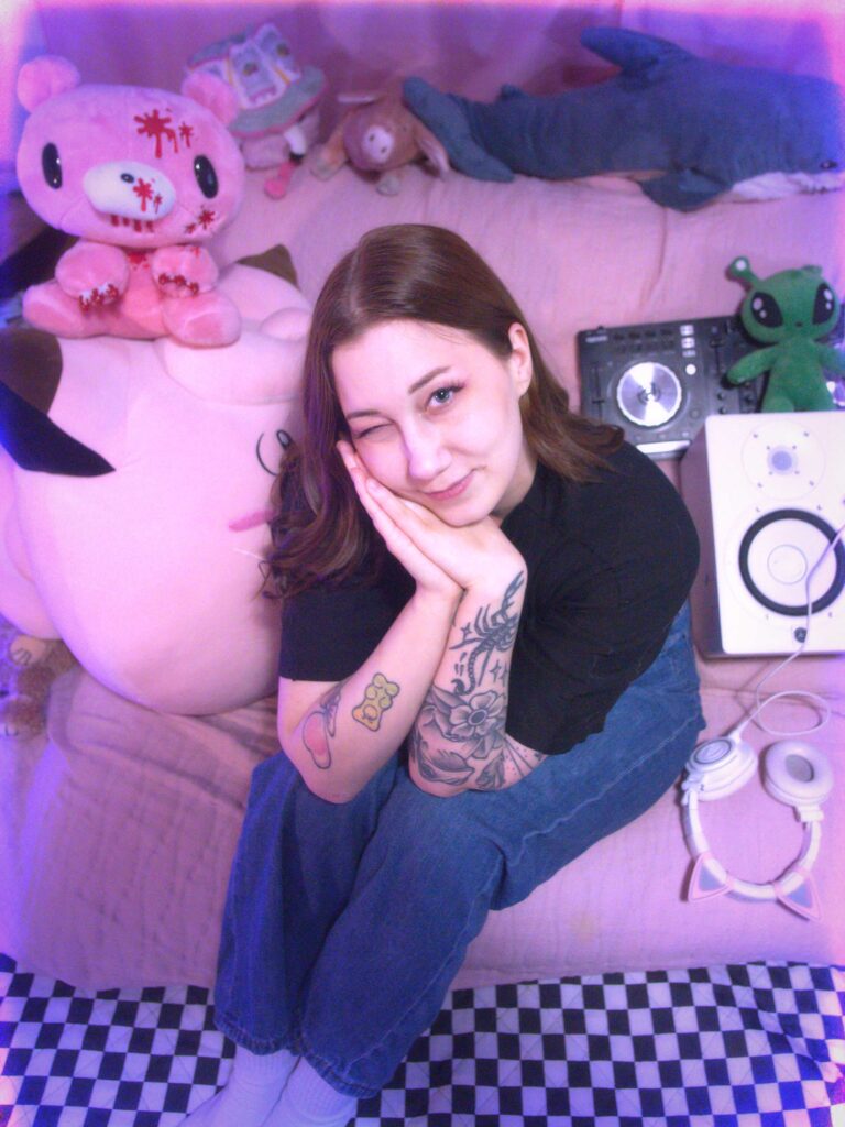 Pinki aka DJ Sofia vinkkaa silmää kameralle